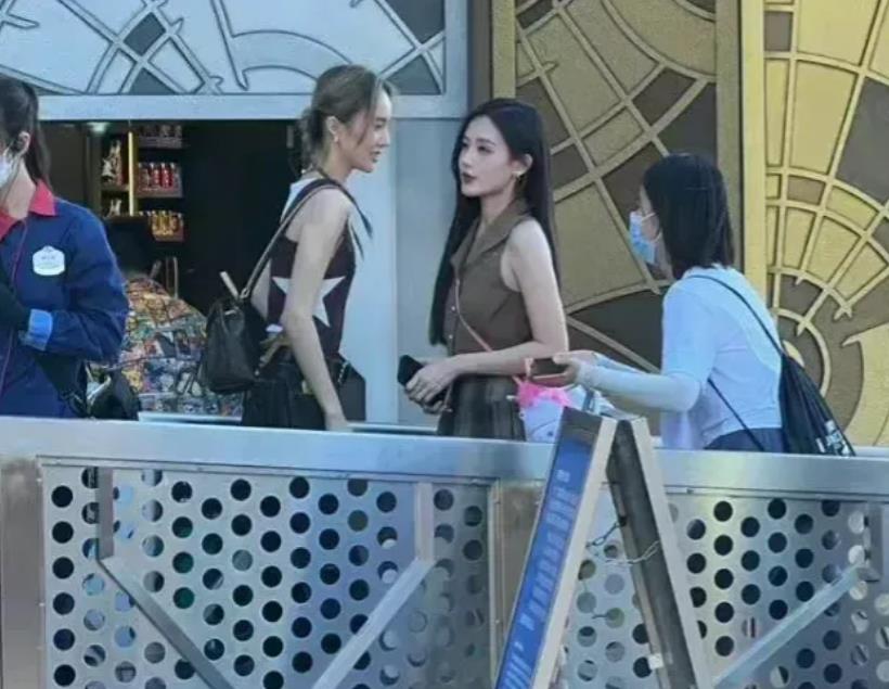 周冬雨|美艳的脸,小孩的身材?干瘪过瘦成为女星最大“灾难”