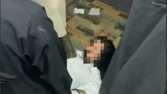 黑龙江齐齐哈尔，某房间内，7名女生正围殴着一名白衣少女