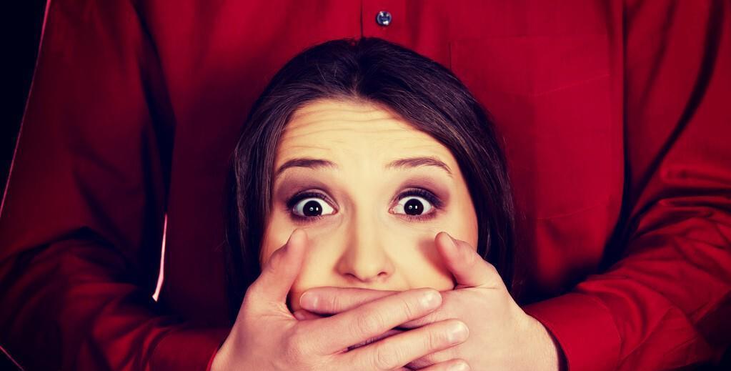 面对强奸老婆的施暴者,丈夫能否无限防卫?法院:无期徒刑