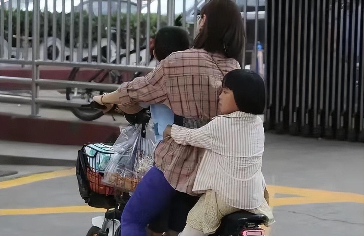 父亲开百万豪车接儿子放学,儿子反倒不开心,理由却让父亲很感动