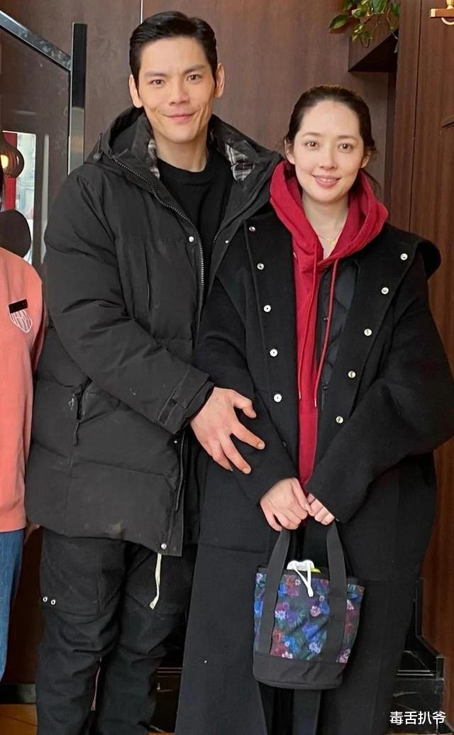 郭碧婷|向佐夫妇带女儿现身面馆，郭碧婷素颜真实，小奶皇自己吃饭好乖巧