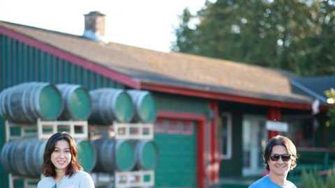 钟嘉欣|钟嘉欣自信秀三胎孕肚，有妊娠纹也照样美得迷人，不愧是TVB当家花旦