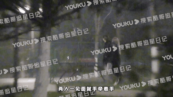 周扬青|甜!周扬青被小十岁段星星亲密摸大腿,两人坐栏杆约会浪漫拥吻