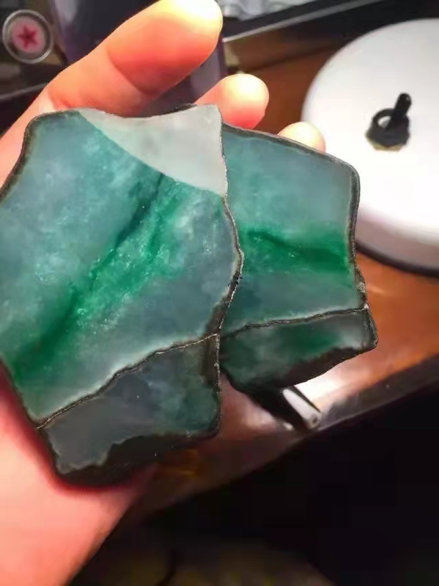 翡翠|老玩家都不敢玩的黑色乌沙原石，他却花高价一玩，切开后居然会这样！