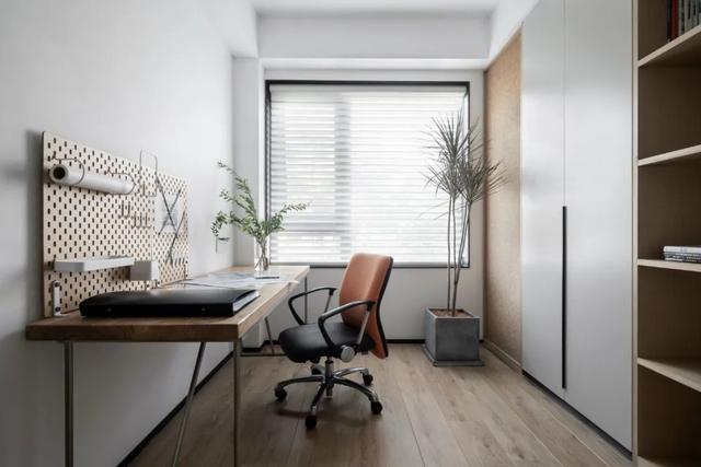 89㎡现代简约,黑与白、绿植与原木,打造时尚高级的舒适