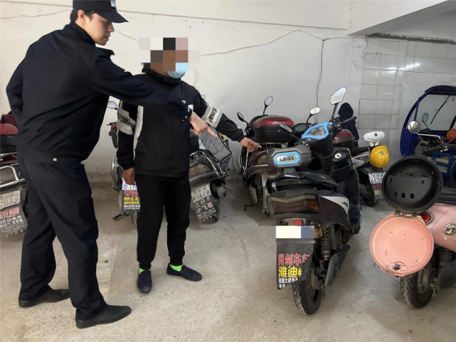 广西南宁，一男子电动车被偷，他追上小偷将其控制住，双方发生肢体接触