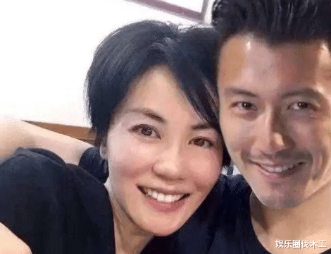 王菲|与霆锋闹掰?53岁王菲街头失态,披头散发捂脸痛哭,闺蜜尽心安慰