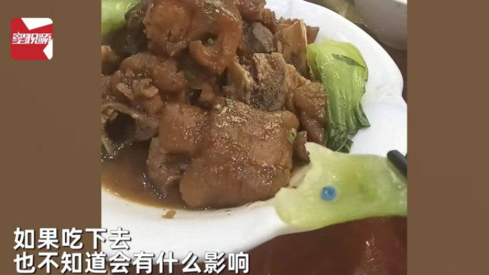 广西。一女子去参加亲戚酒席。在吃饭的过程中,女子从一盘肉菜中夹了一片蔬菜