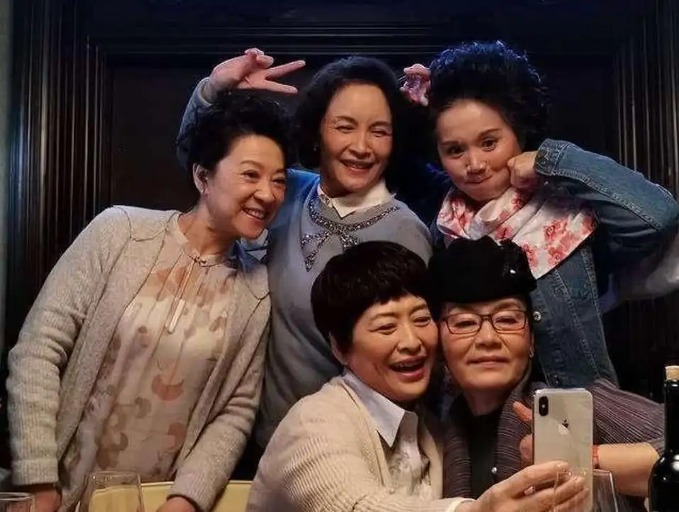 许娣|老戏骨许娣：与初恋恩爱40年生一子，62岁大器晚成，收入全给丈夫