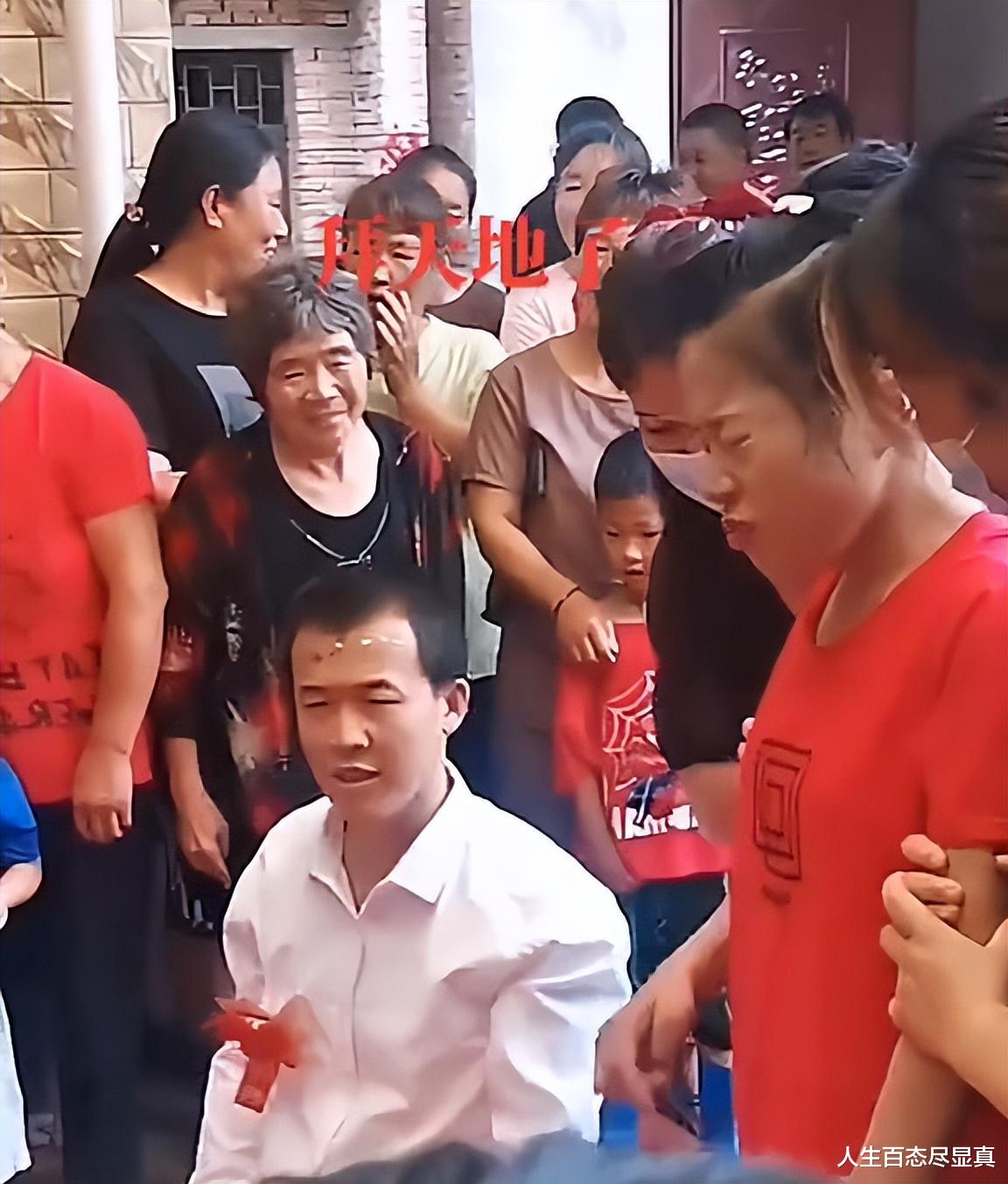 帅小伙娶痴呆女子为妻,亲友满脸凝重,娶不到老婆只能将就一下
