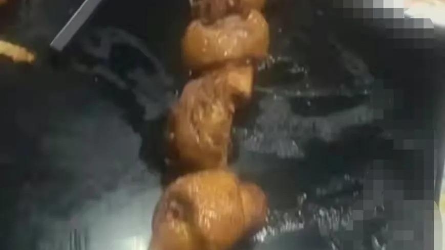 男子在饭店118元点了一份大盘鸡，惊讶的发现有2个鸡头，17个鸡脖子