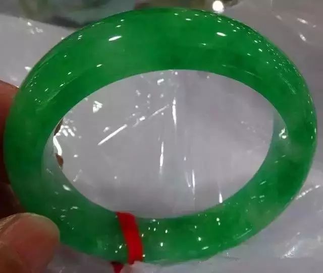 翡翠|4000万入手翡翠赌石切开涨20亿被哄抢!!!