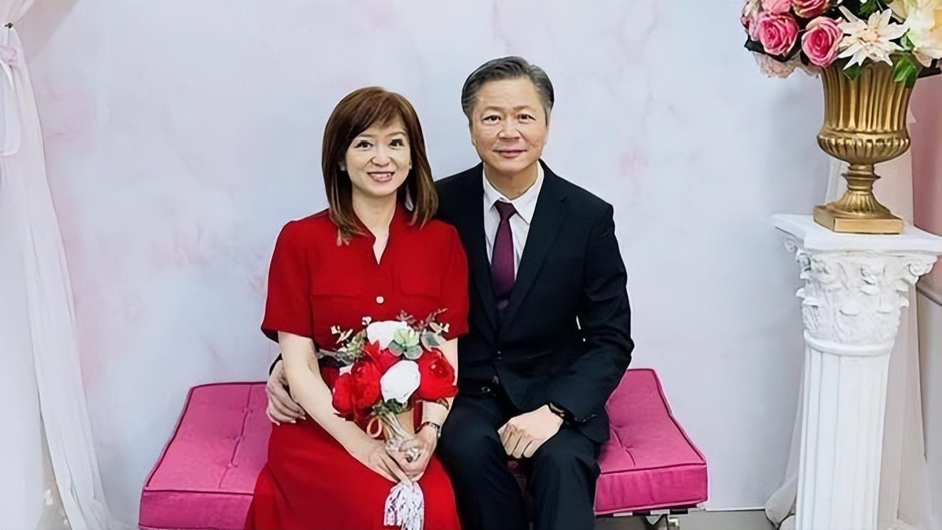 赖岳谦|新闻美女主播官宣二婚：一身红裙，嫁64岁教授！甜撒狗粮难掩幸福