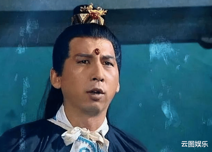 曹荣|60岁港星回农村过中秋!烧柴做饭被烟熏到眼,家乡菜摆满桌好丰盛