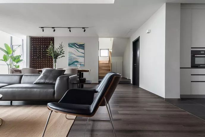 踢脚线太难看,能不能不装?聪明人已经这样做了