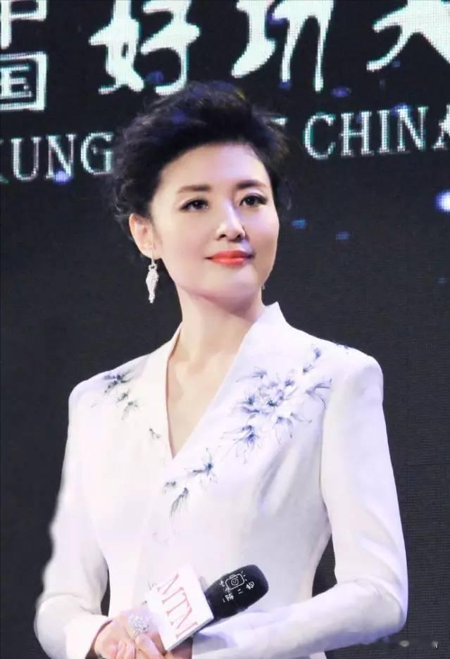 周涛|54岁周涛在高铁站低调排队!素颜出镜遮挡严实,低头玩手机太专注