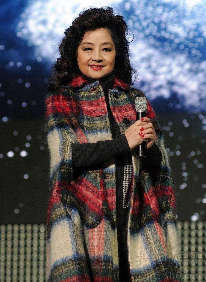 徐小凤|数位明星奉为偶像，春晚为她修改规则，巅峰时期隐退，她有多传奇