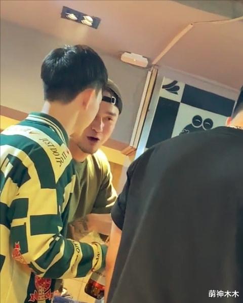 白羊女|蒋劲夫现身酒局,胡子拉碴沦为素人,女孩高呼敬蒋劲夫引热议