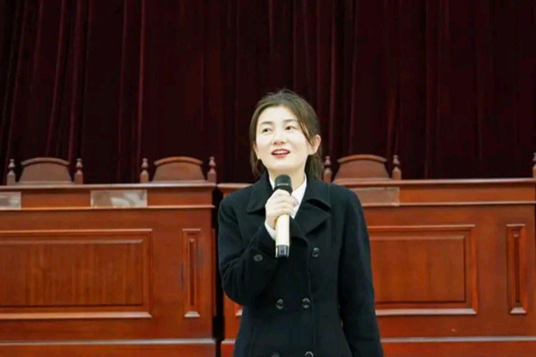 靳东|没想到坐在靳东身边的那位美女法官，在现实生活中真的是法官！
