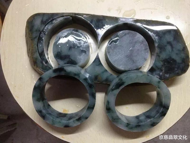 翡翠|闺蜜自信花3200拿下块料子，却不曾想被一片癣“狠狠打脸”，最后却喜笑颜开