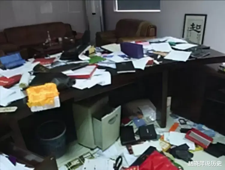 江南皮革厂倒闭,老板黄鹤欠债3。5亿,真的带着小姨子跑路了?