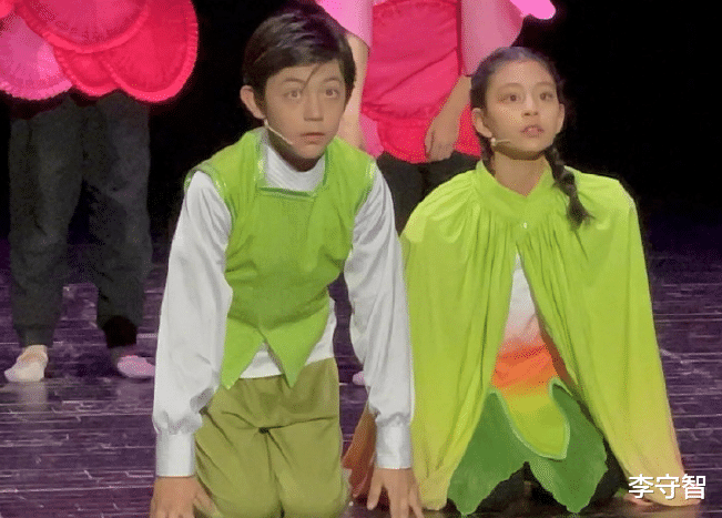 刘烨|刘烨晒混血儿女演话剧照，诺一帅气霓娜漂亮，他表示很好看很惊喜