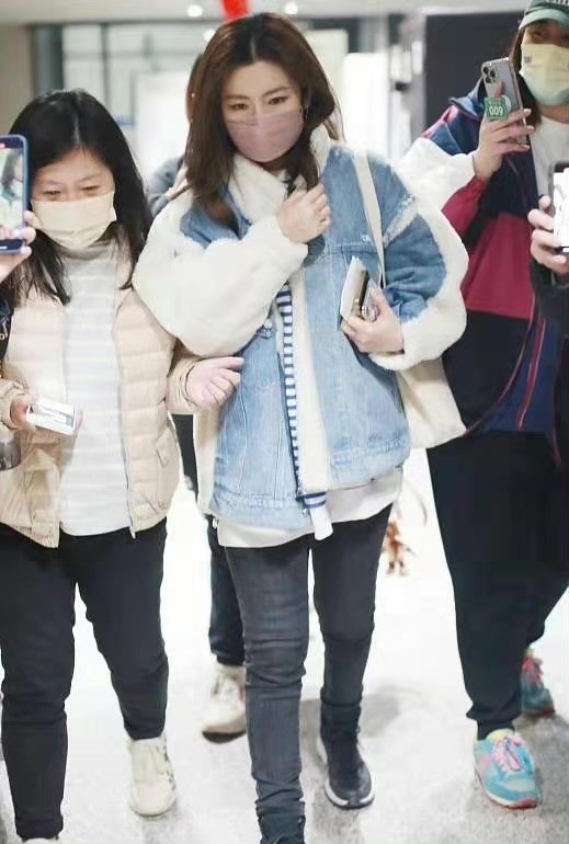 Selina|Selina恋爱后首亮相！穿羊绒羔少女感大爆棚，笑容甜美终于迎来幸福