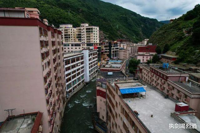溧阳|四川有个县,与西藏隔江相望,县城狭窄两边是悬崖,令人望而生畏