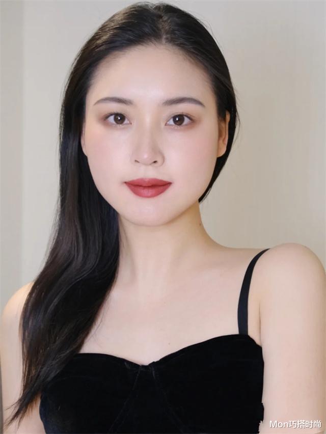 底妆 脸大的女生不适合化浓妆，看着不仅显老，还带着乡土感，不太高级