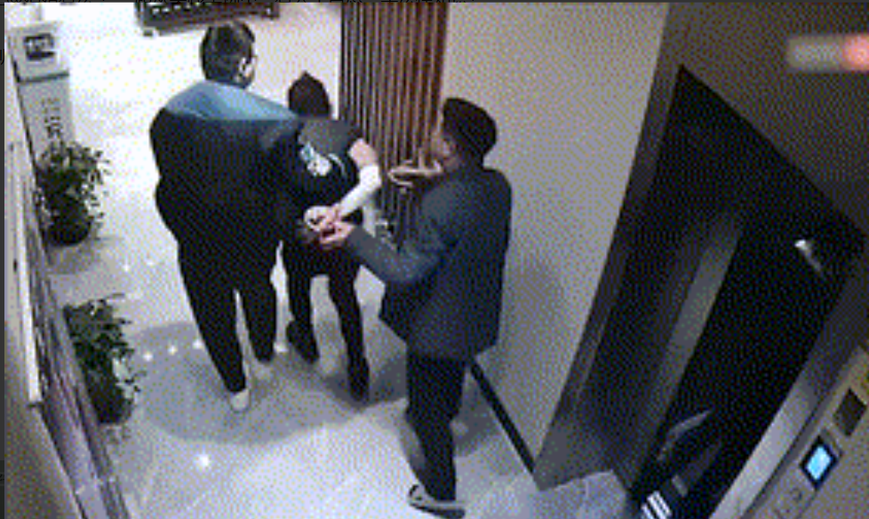 江苏徐州,一女服务员引导几名男客人乘坐电梯时,却被其中一名男客人强行搂抱并压倒在地上