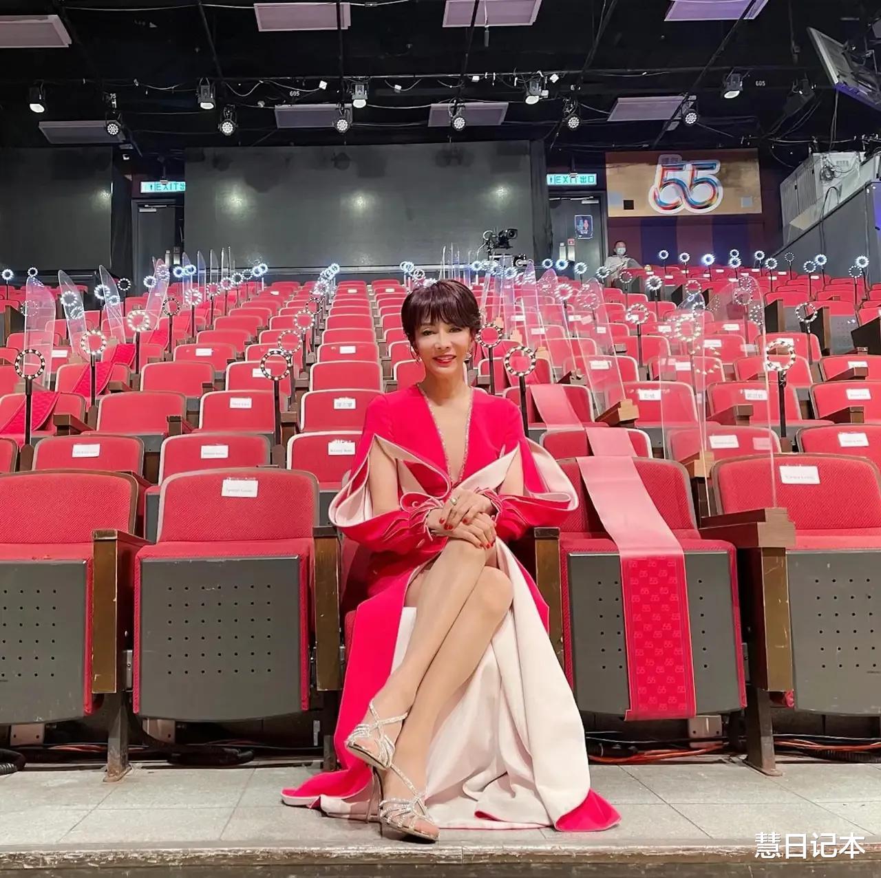 郑裕玲|65岁的郑裕玲太惊艳了！穿着红色的紧身晚礼服主持了2022年港姐比赛