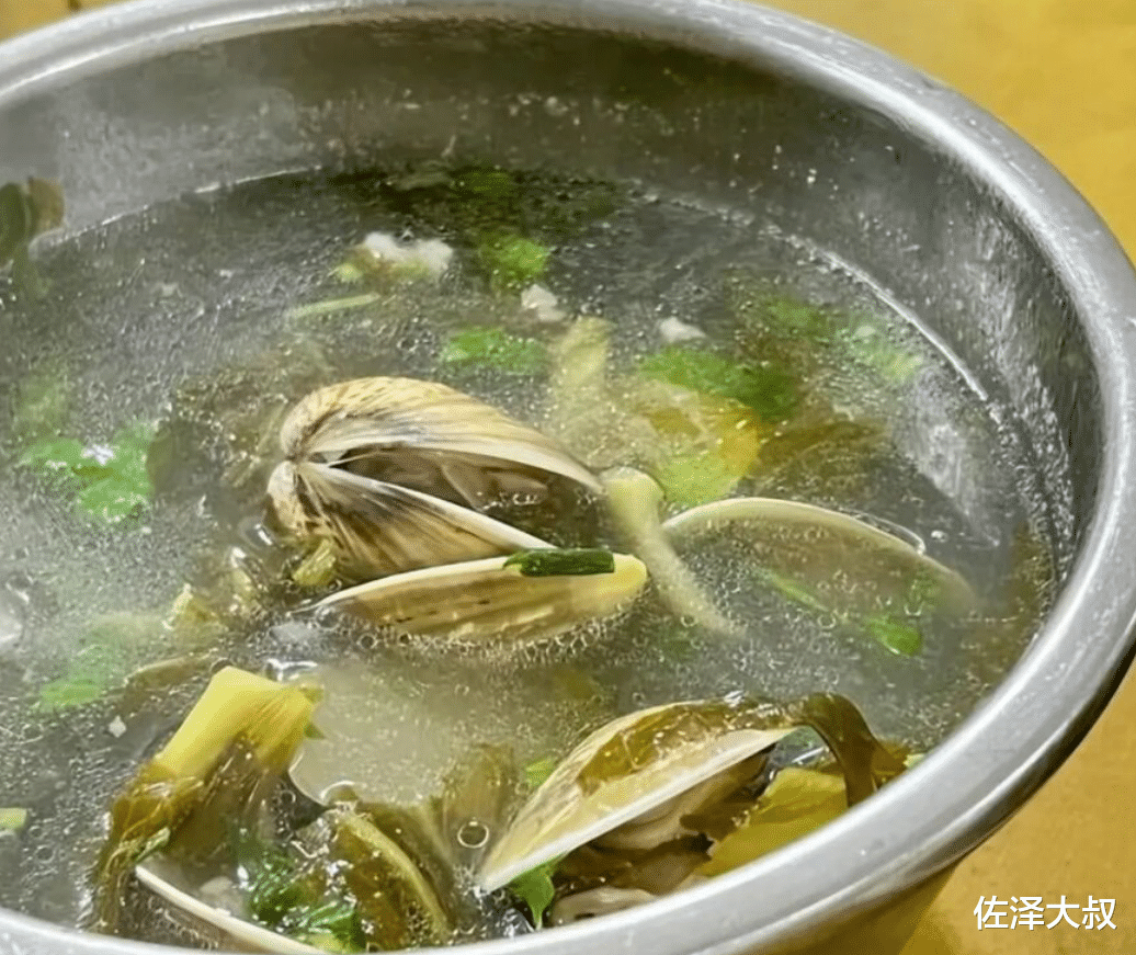 汕头男子约心仪女同事吃饭,菜端上桌,女同事走了,原本就不该来