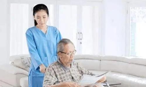 65岁大爷:一年奖你1万 50岁保姆:我不白要你的钱,会待你更好