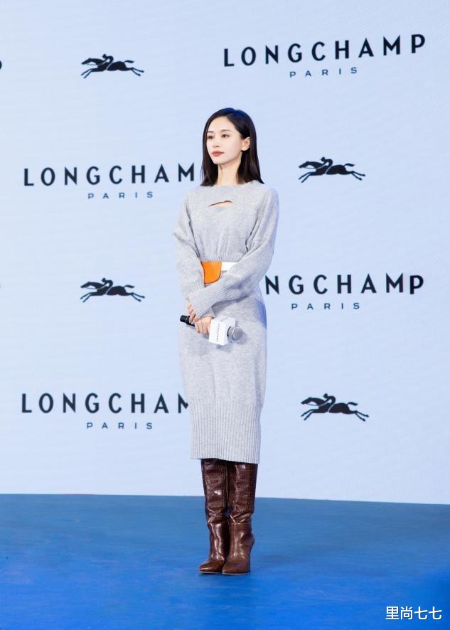 王子文|王子文首次带男友走机场，黑大衣尼姑头穿成他妈妈，母子感太强烈