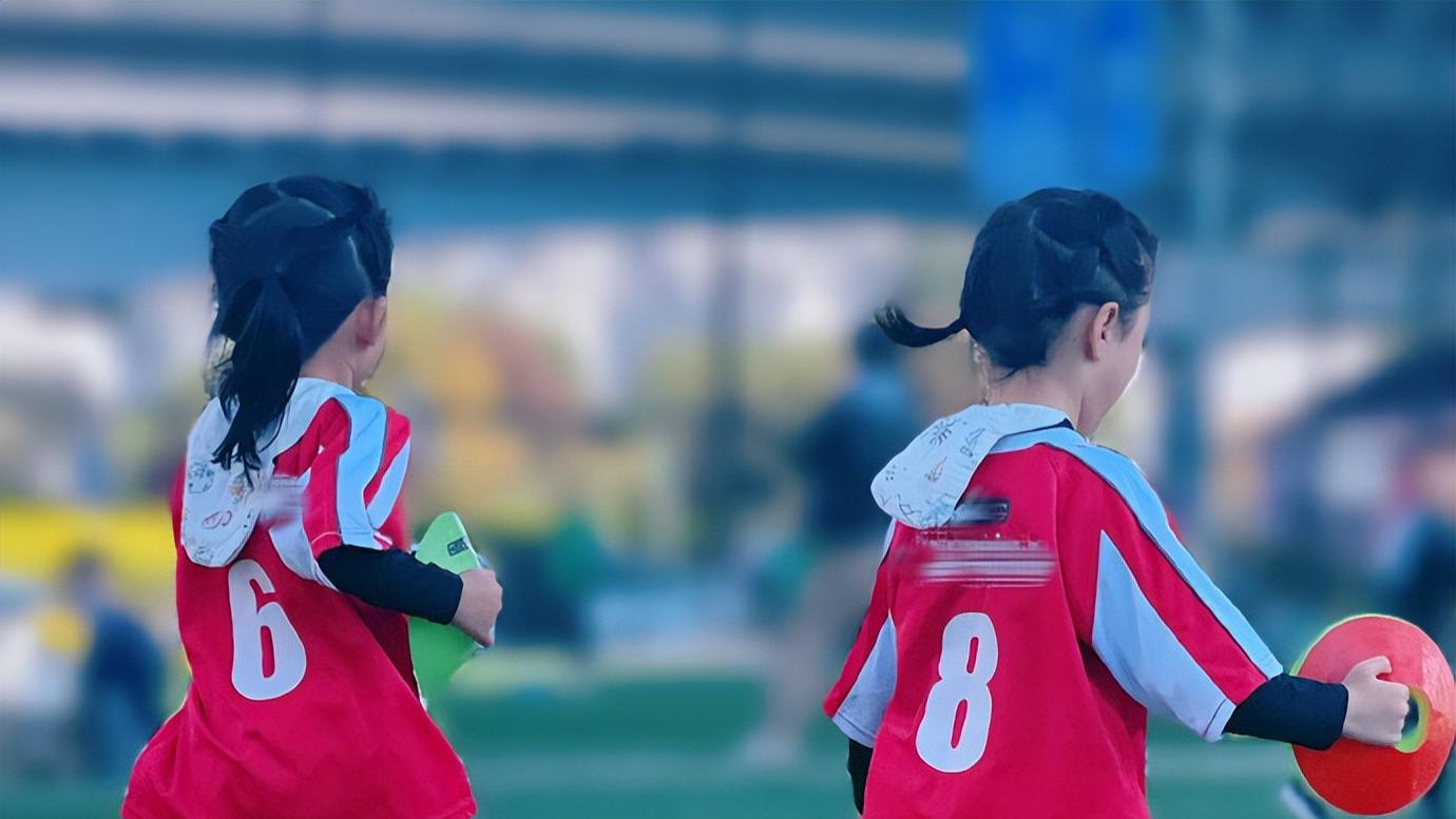 谢娜|谢娜庆祝双胞胎女儿满5岁，跳跳俏俏罕露侧脸，一个像爸一个像妈