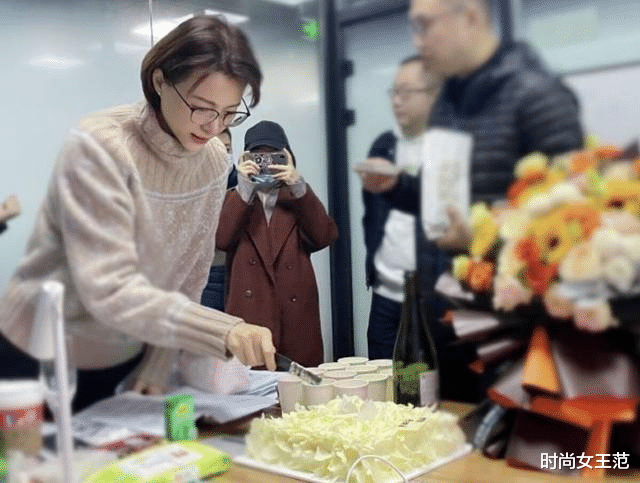董卿 董卿私下很平凡!开会直接素颜也不化妆,戴眼镜书卷气还挺浓的!