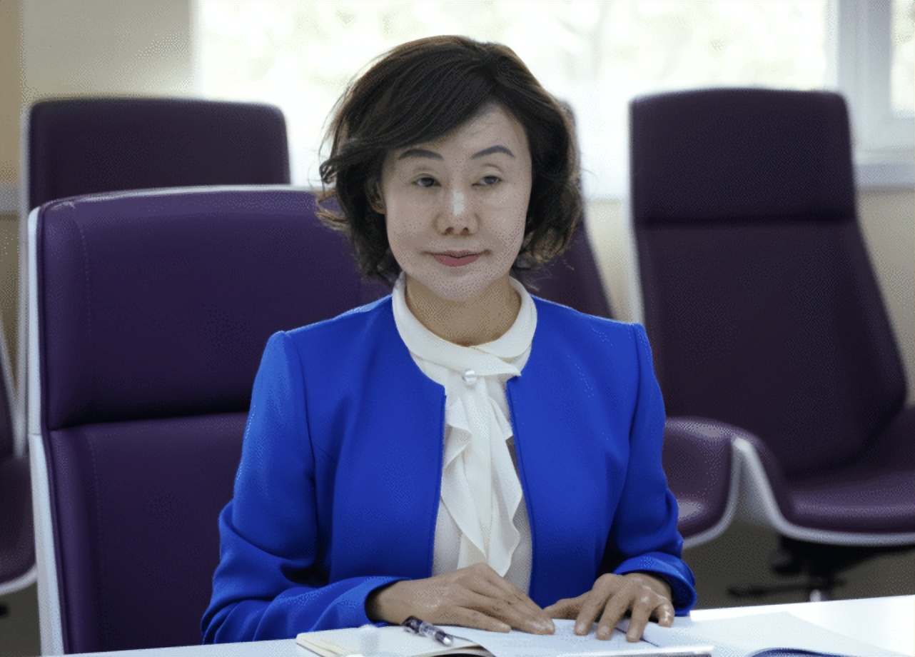 女副校长生活奢靡沉迷美容!脸上不停“动刀”,花了上百万