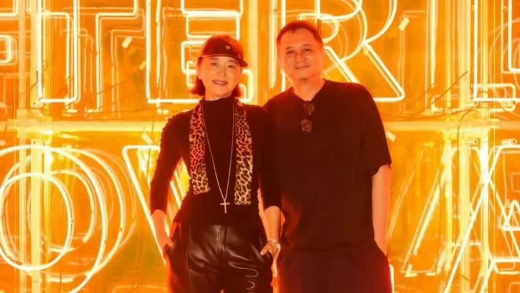 林青霞|68岁林青霞现身时装展，皮裤豹纹穿搭引领潮流，有叛逆少女的感觉