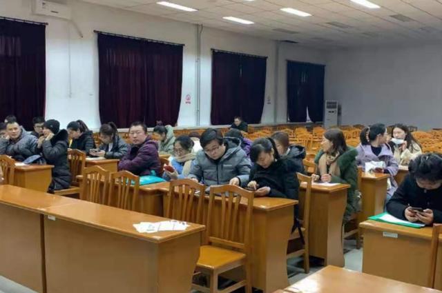 应届毕业生|学生考编被告知取消资格，只因妈妈为其“缴社保”，政审查得很广