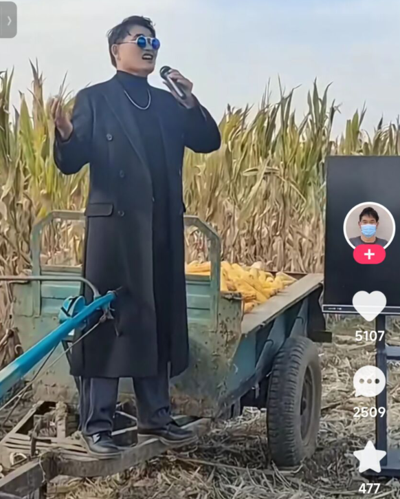 |大衣哥朱之文在苞米地里唱歌，穿西装戴墨镜，网友：什么玩意！