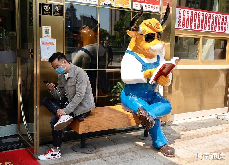 曲面屏|拿着五六千的工资,下班就躺在床上玩手机?优秀就是与别人不一样