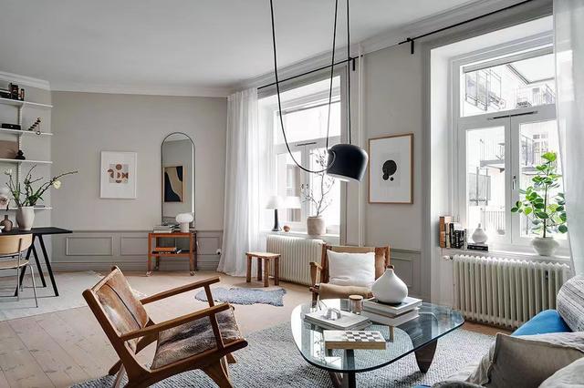 他家69㎡,蓝丝绒沙发很妙,红砖墙很养眼,一个人的时光很精致