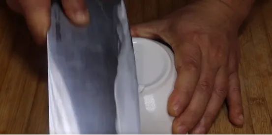 菜刀钝了,不锋利也千万不要丢弃,这样处理一下,还可以再用10年