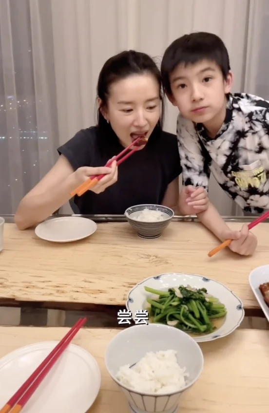 |董洁晒军装照庆母亲节，万里挑一颜值出众，表白妈妈照顾全家不易