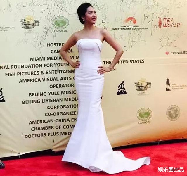 朱茵|朱茵走红毯旧照被翻出,穿露肩长裙扎丸子头,身形饱满惹争议