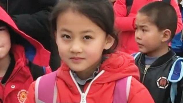 7岁小女孩铁嘉欣，因一张羞涩笑脸走红，父母为她拒100万薪酬签约