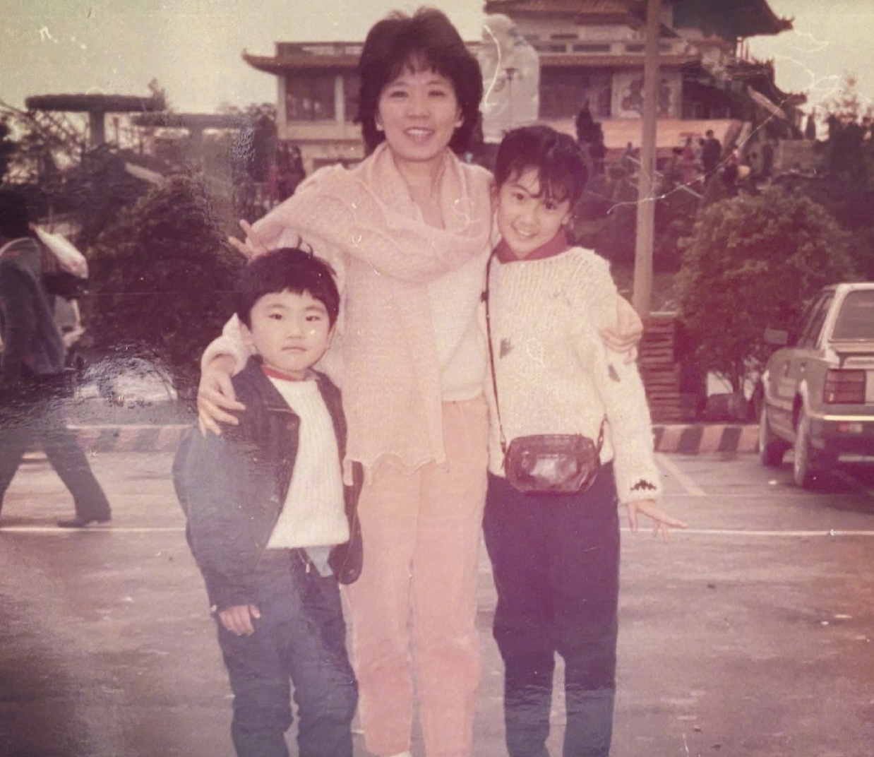 贾静雯|贾静雯晒祖孙三代逛街照,波妞颜值逐渐赶超咘咘,70岁外婆气质佳