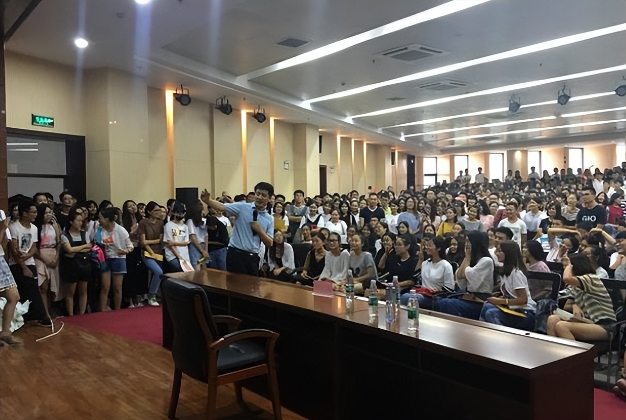 考研|张雪峰被官媒点名痛斥，从考研名师到跌落神坛，他到底说了什么？