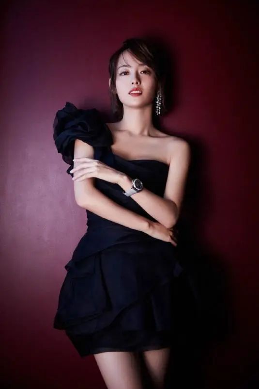 张嘉倪|张嘉倪新年首现身,怀抱猫咪心情大好,一个细节暴露婚姻状态!