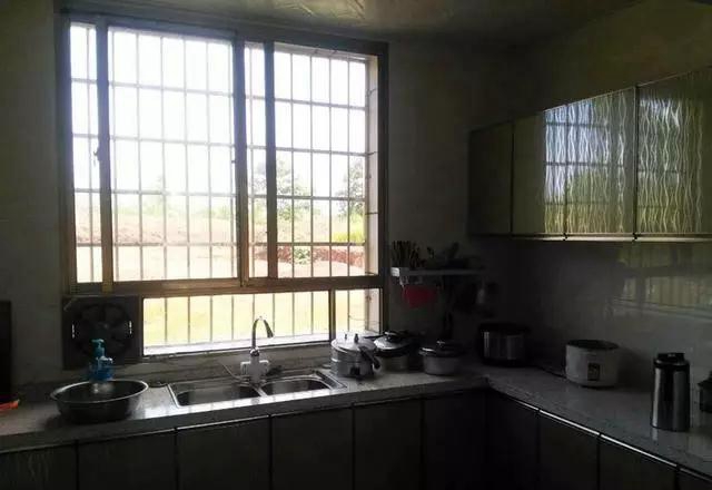 农村夫妻自己动手盖房,总共花了50万,亲戚都说太丑,大家觉得呢?